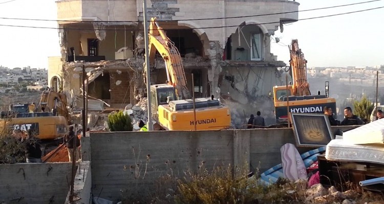 الاحتلال يهدم منزلًا قيد الإنشاء في عناتا شمال شرق القدس