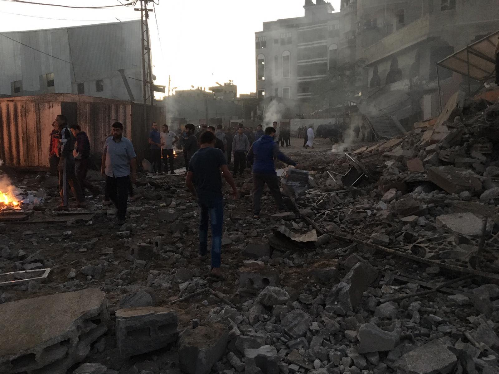 الطيران الإسرائيلي يقصف بناية قيد الإنشاء وسط غزة