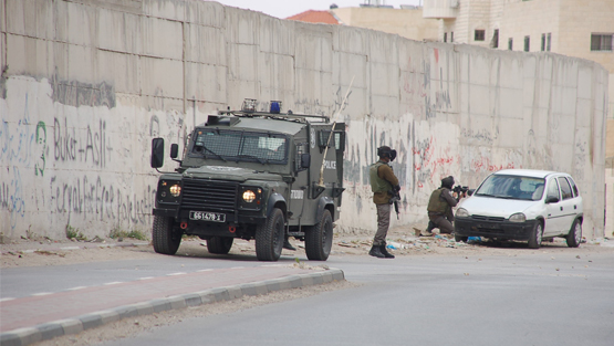 اندلاع مواجهات مع الاحتلال في بلدة الرام واعتقال شابين