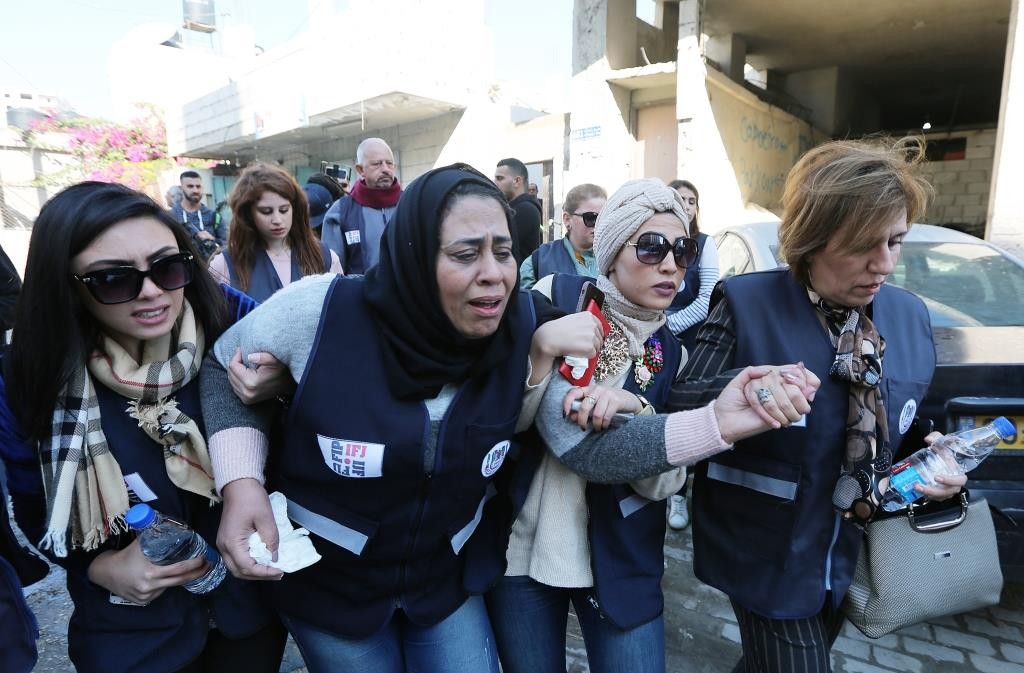 إصابة عشرات الصحفيين بالاختناق جراء قمع الاحتلال مسيرة للصحفيين الدوليين والفلسطينيين على حاجز قلنديا