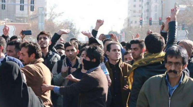 “المظاهرات المزيفة” تنقلب على مرشد إيران