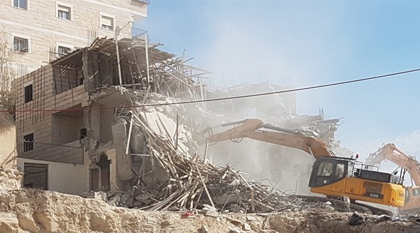 الاحتلال يهدم بناية سكنية في شعفاط