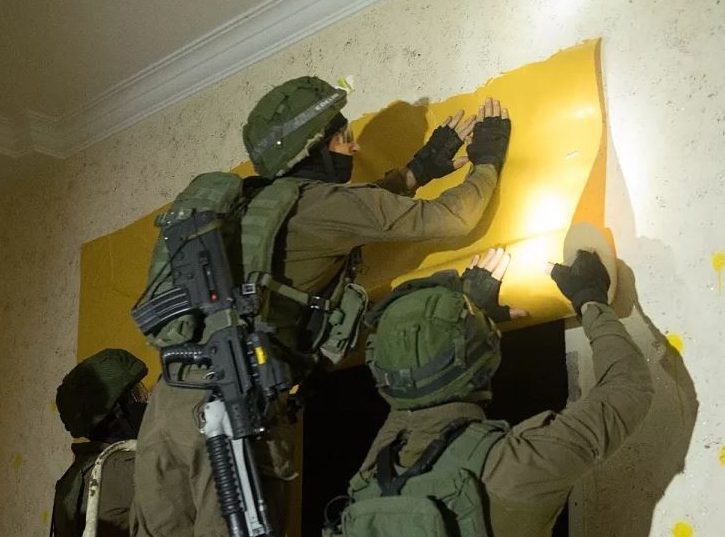 جنود الاحتلال يسرقون مبلغاً من المال من منزل في طولكرم