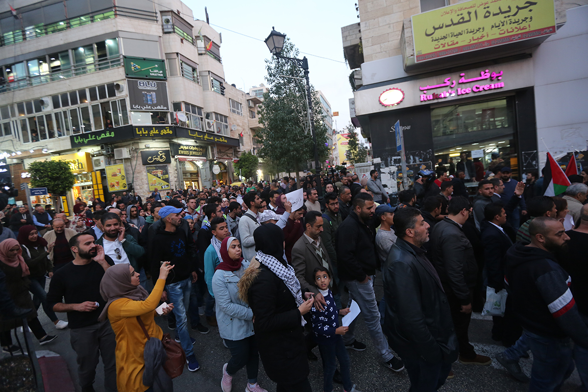 عشرات المواطنين يشاركون في مسيرة قرية بلعين السلمية