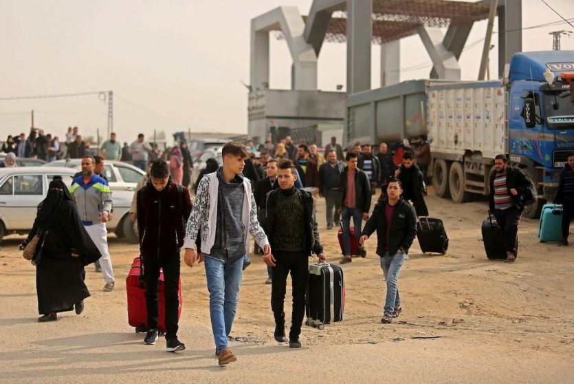 الاقبال الهائل على الهجرة من غزة .. الهروب من الموت الى الموت