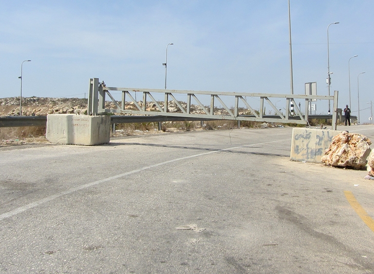 الاحتلال ينصب بوابة حديدية قرب مخيم الجلزون