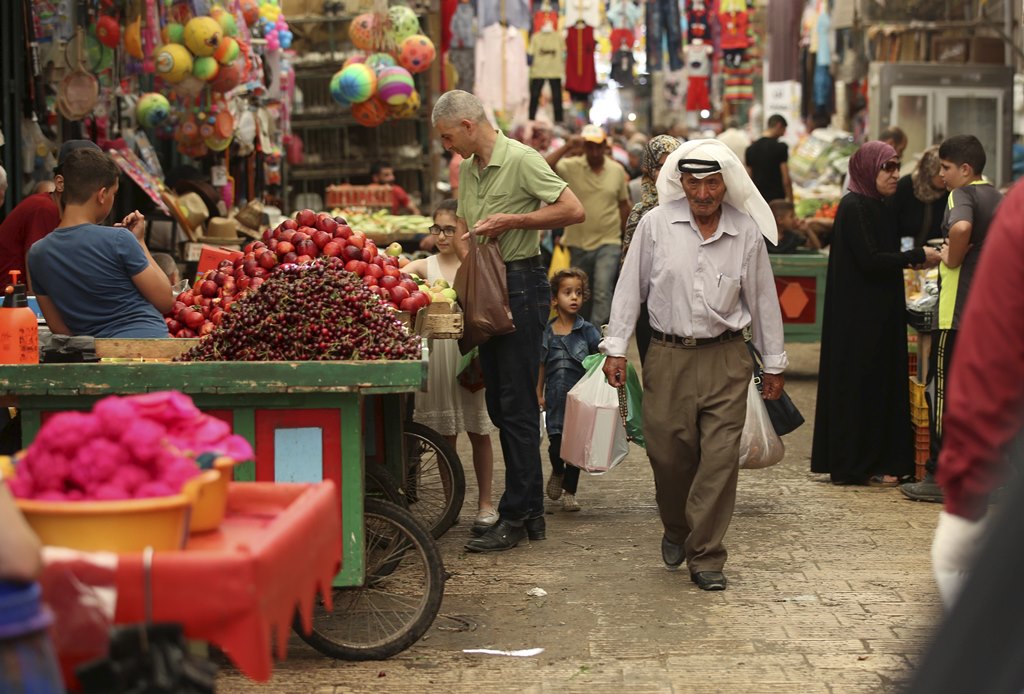 بالارقام- الناتج المحلي ونصيب الفرد بالضفة وغزة