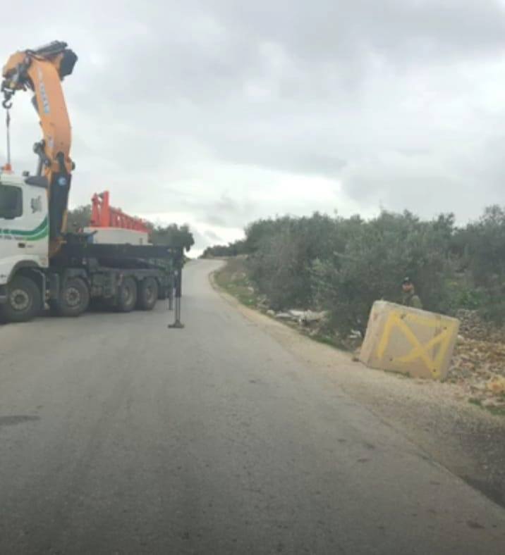 الاحتلال ينصب بوابة حديدية على مدخل قرية دير أبو مشعل