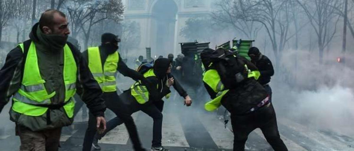 شرطة فرنسا تعلن إضرابا مفتوحا دعما “للسترات الصفراء”