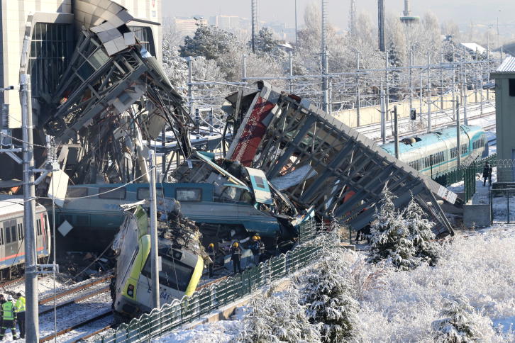 ارتفاع ضحايا حادث القطار السريع في أنقرة إلى 9