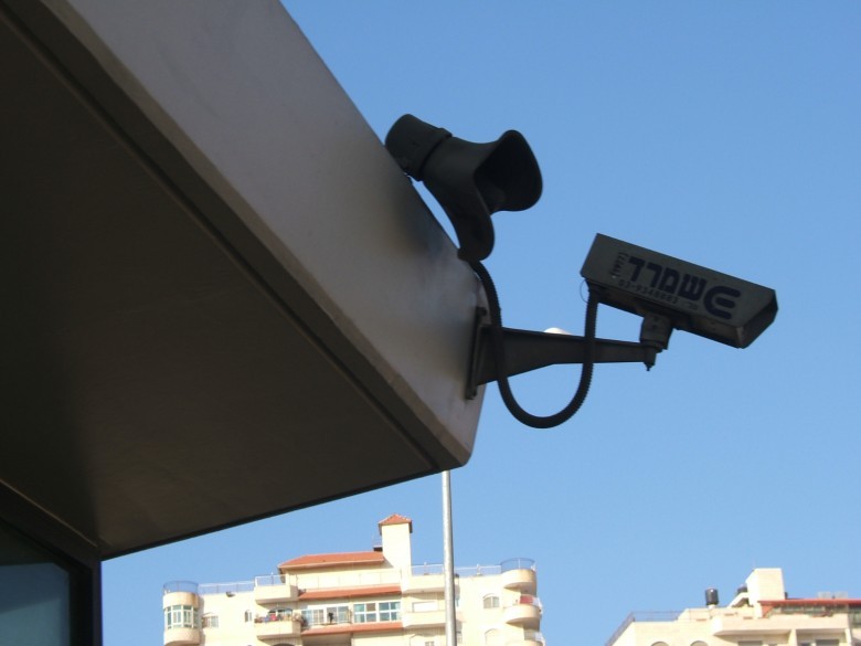 الاحتلال يضع كاميرات مراقبة على مدخل العيسوية ويُخطر بهدم منازل