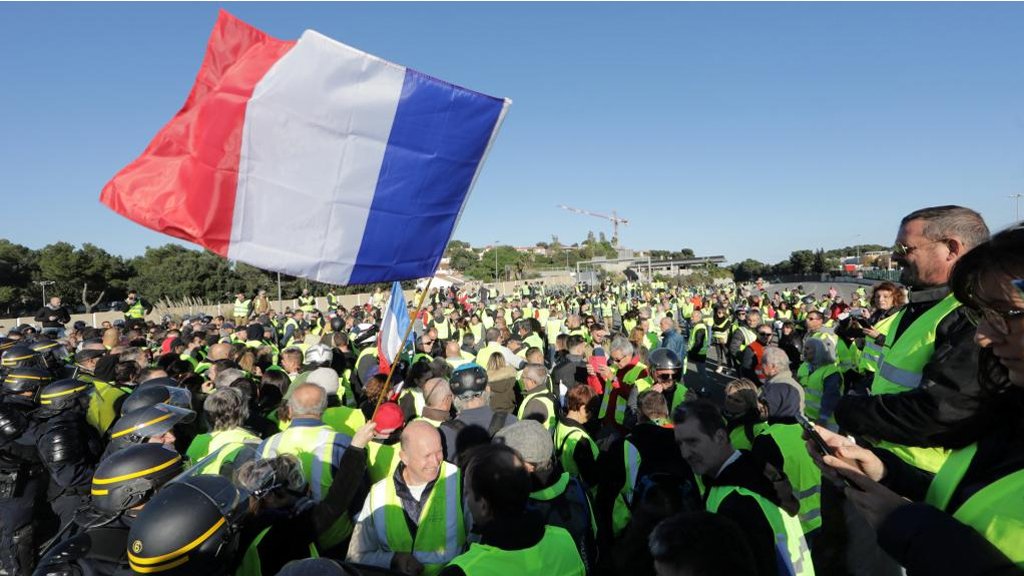فرنسا: ارتفاع حصيلة ضحايا محتجي السترات الصفراء إلى 9 قتلى