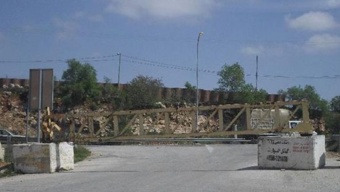 الاحتلال ينصب بوابة حديدية قرب زواتا