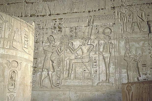 اكتشاف توقيع الفرعون “رمسيس الثالث” منقوش في السعودية