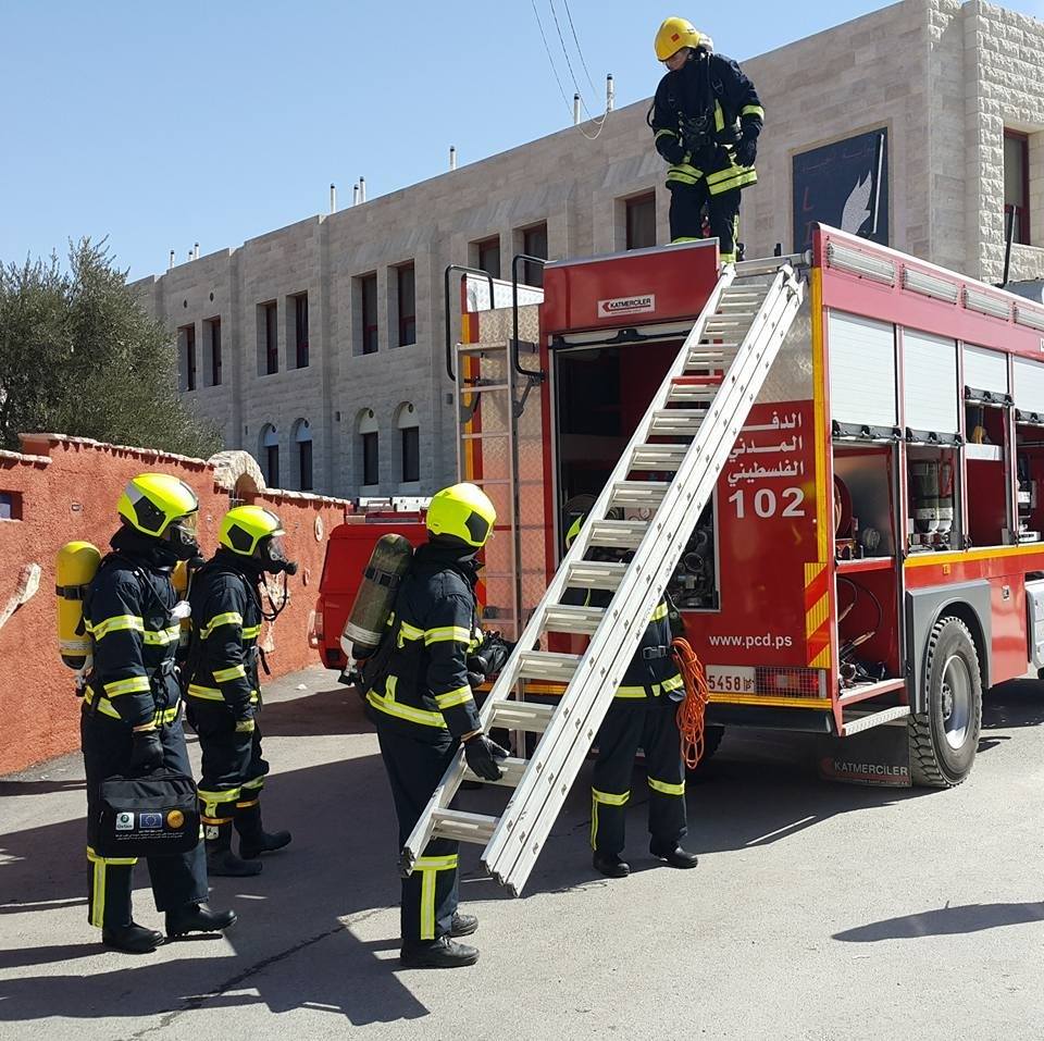 الدفاع المدني يخلي 11 عائلة من حريق سكني في الرام شمال القدس