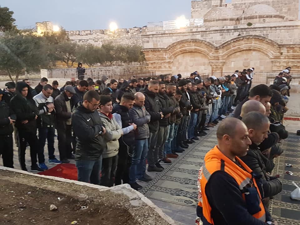 عشرات المقدسيين يزيلون البوابة الحديدية لباب الرحمة ويصلّون المغرب بالمنطقة