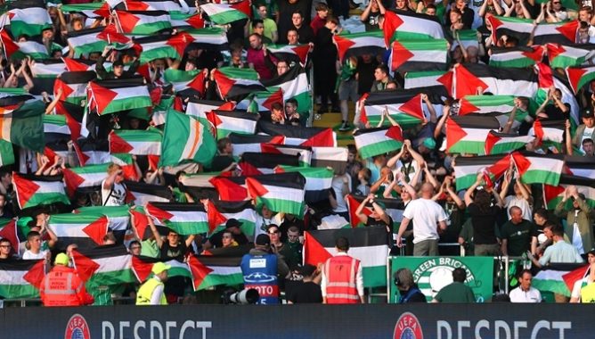 مشجعون إسبان يرفعون الأعلام الفلسطينية في وجه فريق إسرائيلي