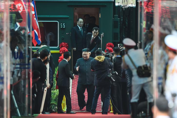 صور | زعيم كوريا الشمالية يصل إلى هانوي