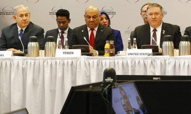 وزير خارجية اليمن يعلق على جلوسه بجانب نتنياهو