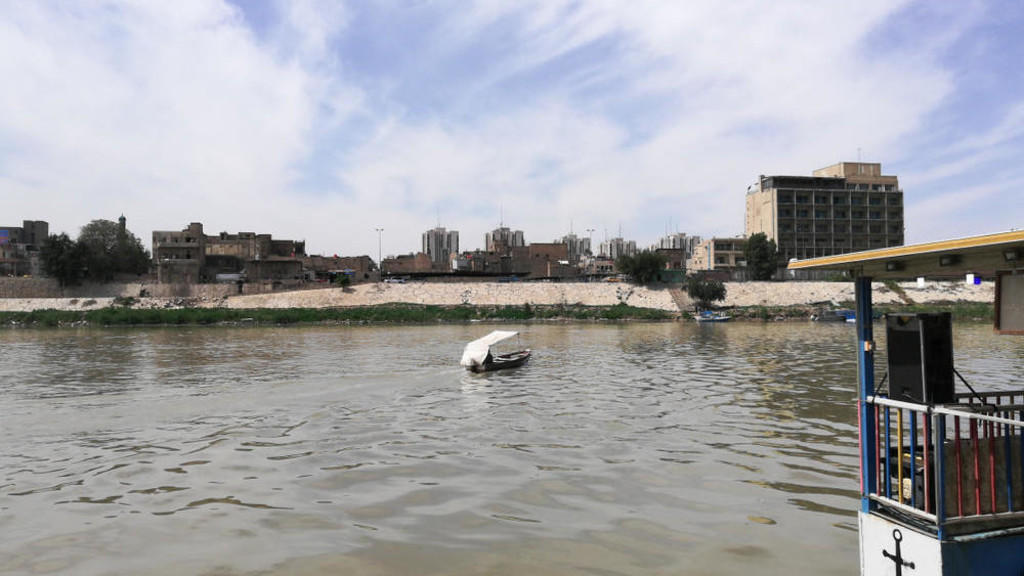 54 قتيلا و28 مفقوداً إثر غرق عبارة في الموصل
