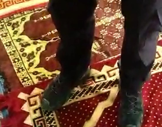 بالفيديو : ضابط اسرائيلي يدوس سجاد مصلى باب الرحمة بحذائه
