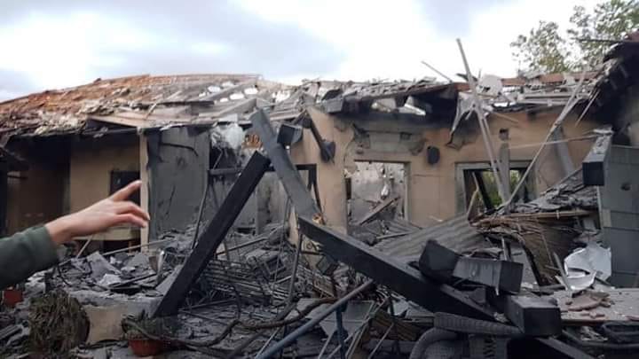 7 إصابات في سقوط صاروخ على منزل شمال شرق تل أبيب