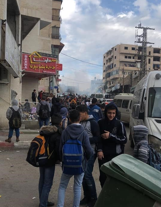 الاحتلال يقتحم مخيم شعفاط ويصيب الطلبة بالاختناق