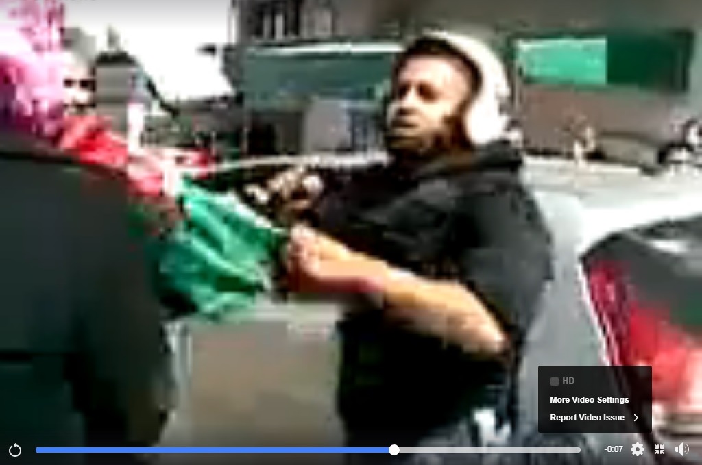 بالفيديو :عنصر من حماس يحاول مصادرة علم فلسطين من طالبة بالقوة