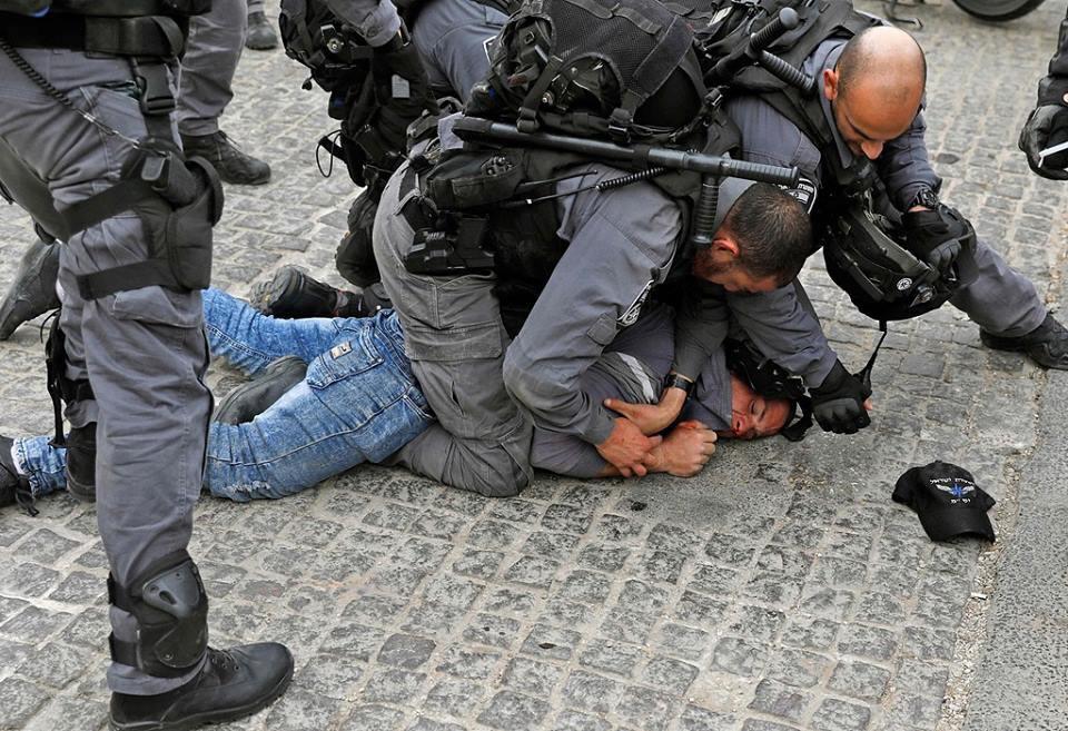 قوة خاصة من مخابرات الإحتلال تعتقل شابا في القدس