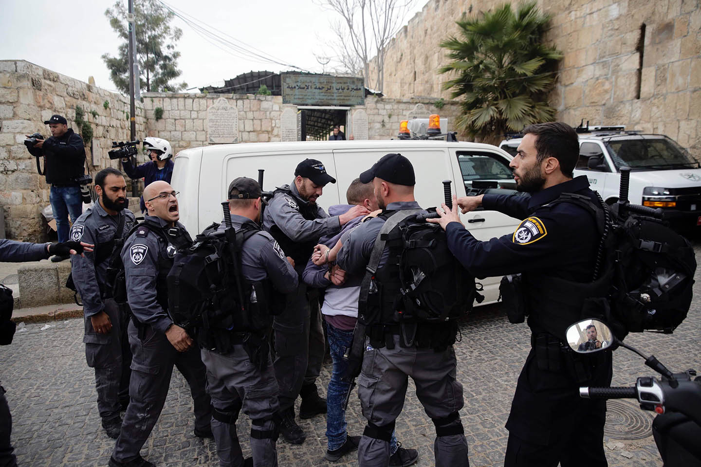 اعتقال 24 مواطنًا في القدس بينهم مصاب