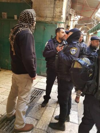الاحتلال يعتقل حارسا بالمسجد الأقصى بعد الاعتداء عليه بوحشية
