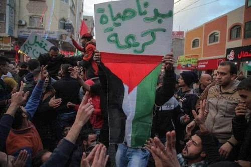 الحراك الشبابي يدعو إلى استمرار الاحتجاجات في قطاع غزة