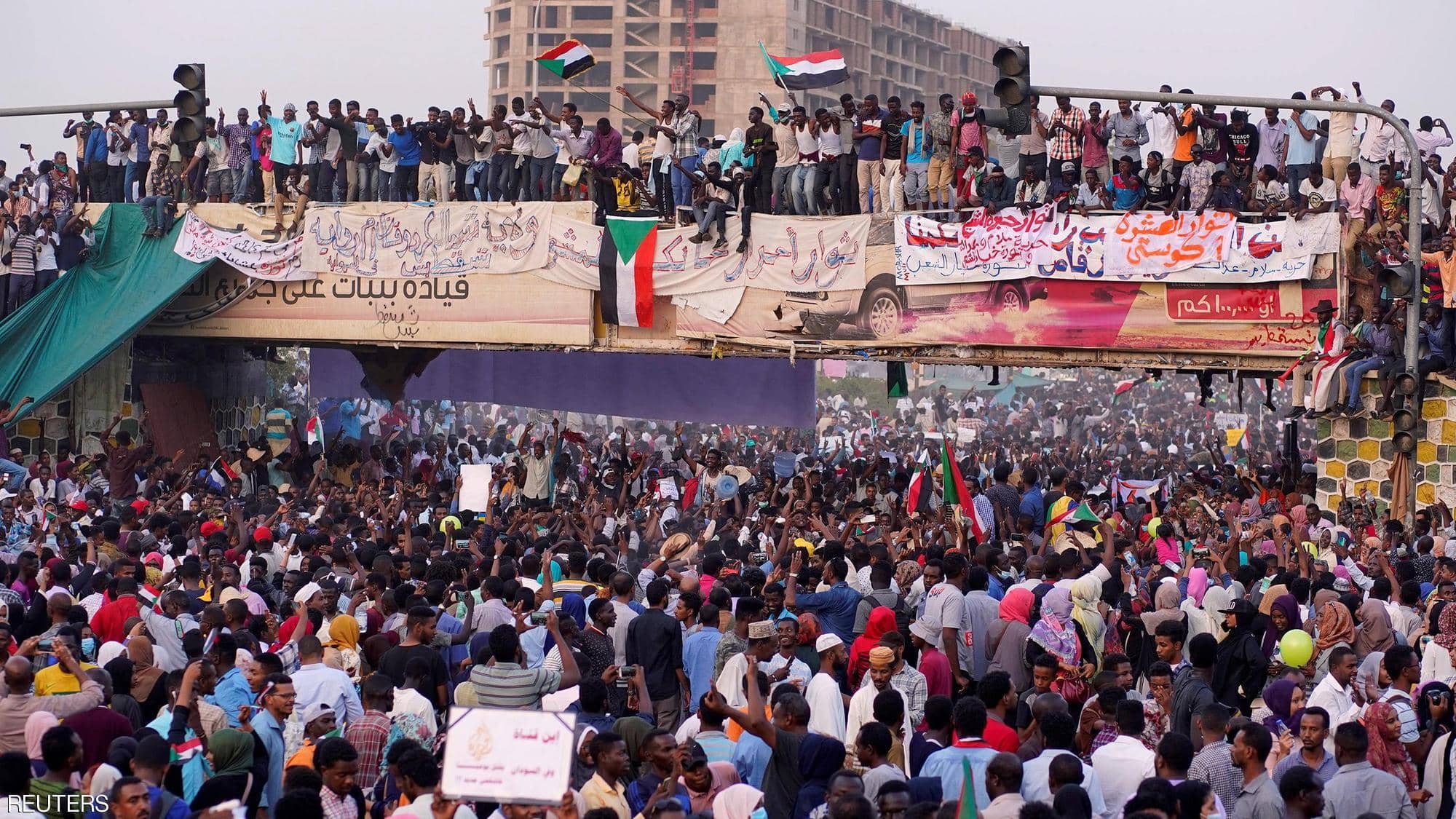 جماهير السودان تسقط النظام والبشير يستقيل