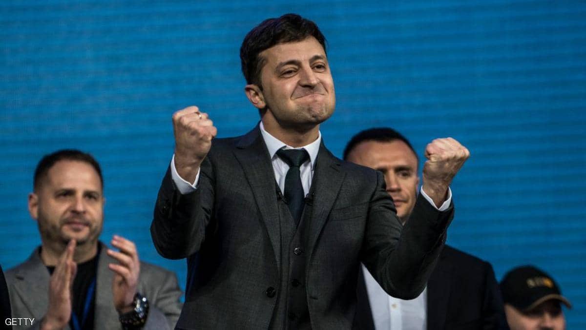 انتخابات الرئاسة بأوكرانيا.. الأوفر حظا “كوميدي مبتدئ”
