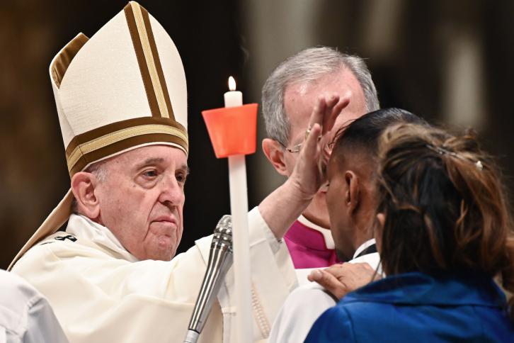 بابا الفاتيكان يترأس قداس الفصح ويطلق رسالة سلام عالمية