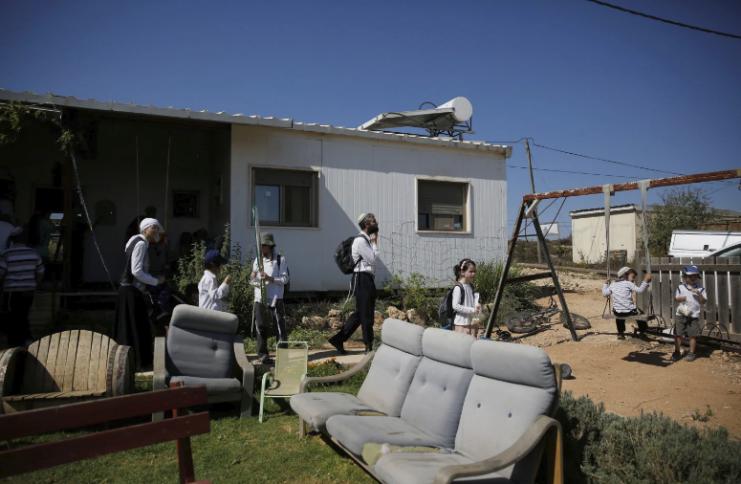 هآرتس: الجيش الإسرائيلي سمح لمستوطنين بدخول عمونا المخلاة