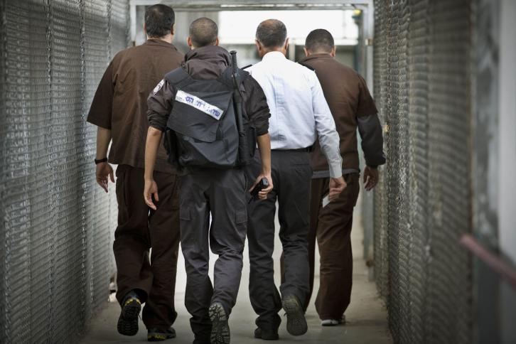 “مصلحة السجون” تتخذ إجراءات ميدانية لمواجهة إضراب الأسرى