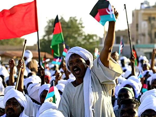الاعتصام متواصل أمام القيادة العامة للجيش السوداني