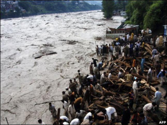 مقتل ما لايقل عن 50 شخصا بسبب الفيضانات في باكستان