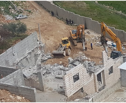 الاحتلال يهدم مبنى سكني بمخيم شعفاط في القدس
