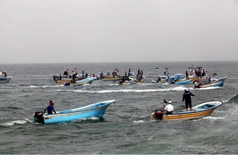 الاحتلال يصيب صيادا ويتراجع عن توسيع مساحة الصيد في بحر غزة