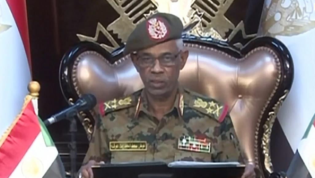 عزل الرئيس السوداني البشير وتشكيل مجلس عسكري انتقالي