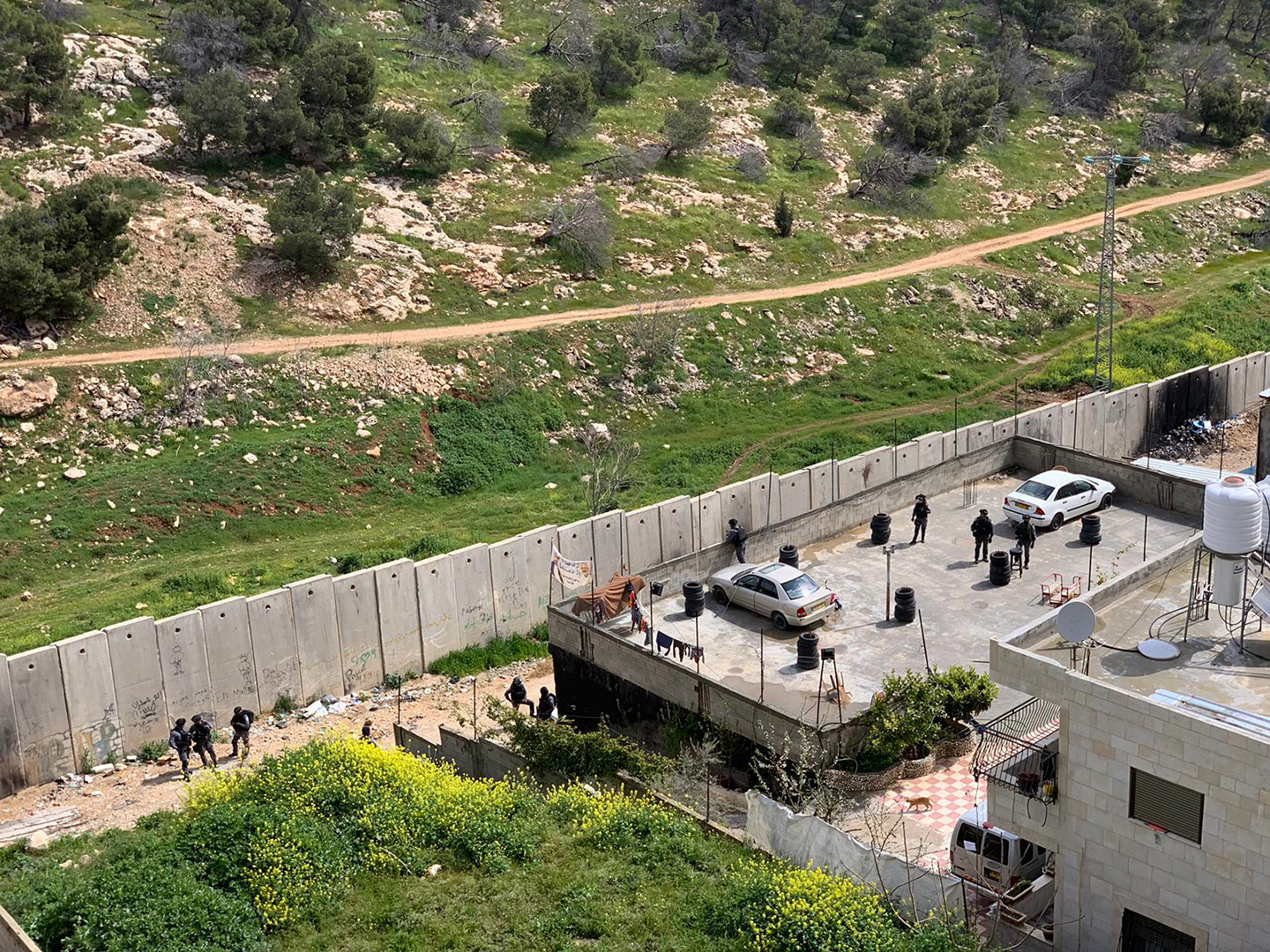 القدس - جرافات وآليات الاحتلال تهدم مبنى من طابقين بمخيم شعفاط-2