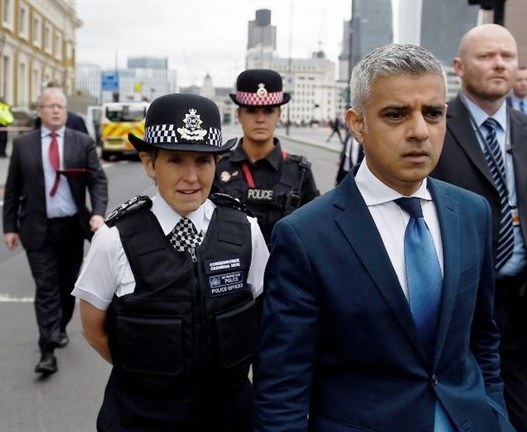 تهديدات بالقتل تبقى عمدة لندن المسلم تحت حماية الشرطة
