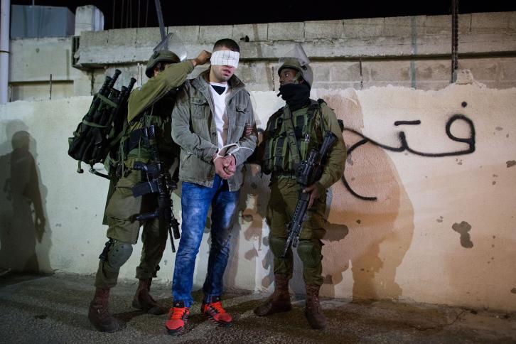 الاحتلال يعتقل 5 مواطنين من القدس والضفة