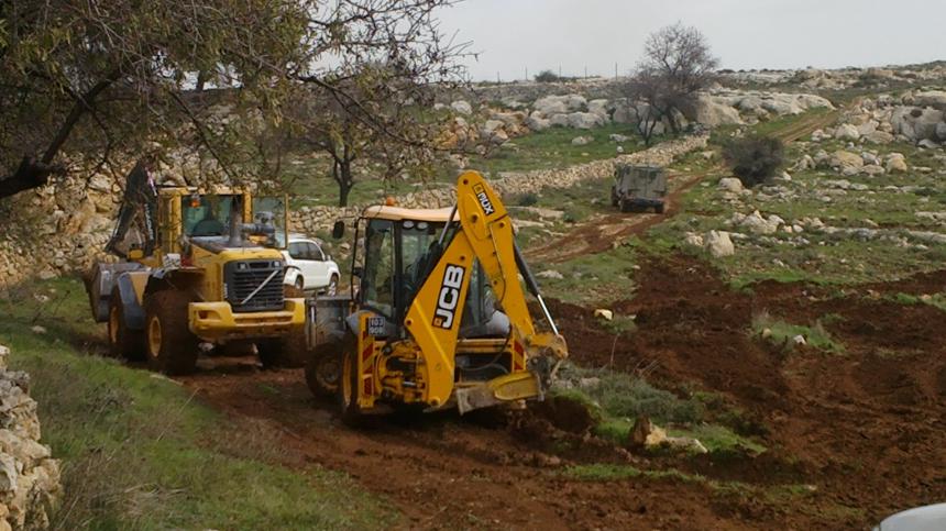 الاحتلال يجرف أراضي في خربة زنوتا وواد الجوايا جنوب الخليل