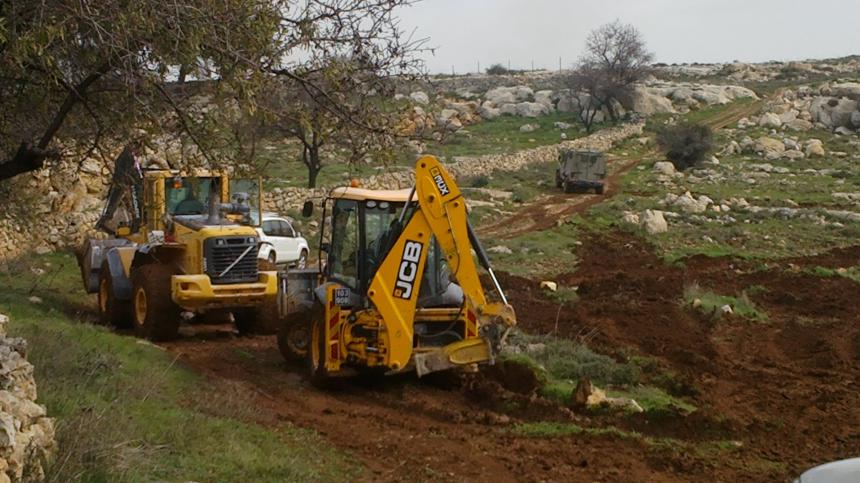 مستوطنون يجرفون أراضي في الأغوار الشمالية
