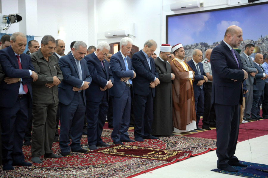 الرئيس يؤدي صلاة العيد في مسجد التشريفات بمقر الرئاسة