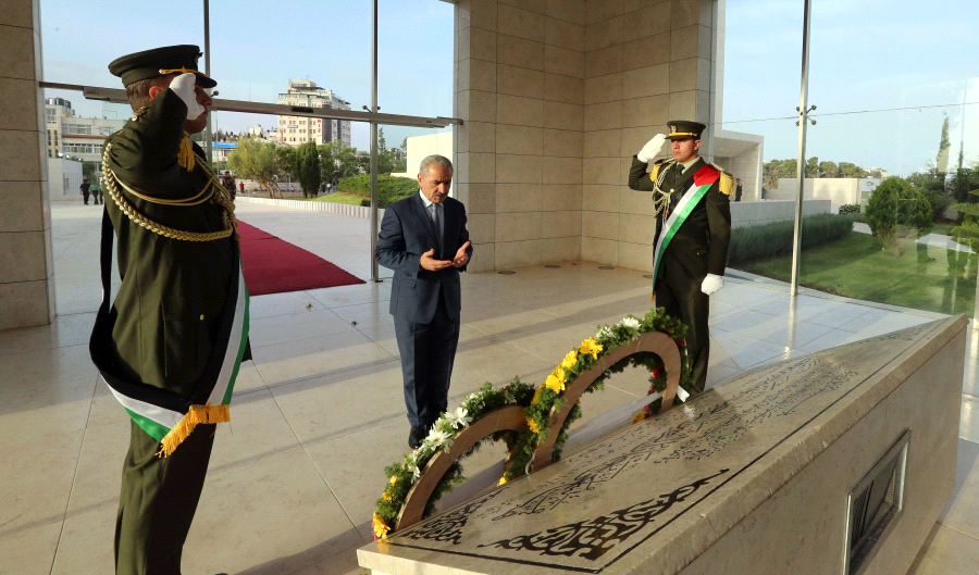 اشتية يضع اكليلا من الزهور على ضريح الرئيس الشهيد ياسر عرفات