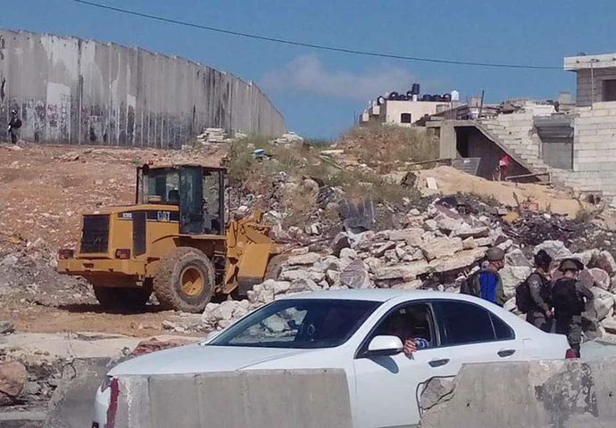 الاحتلال يشرع بعمليات هدم واسعة في محيط حاجز قلنديا شمال القدس